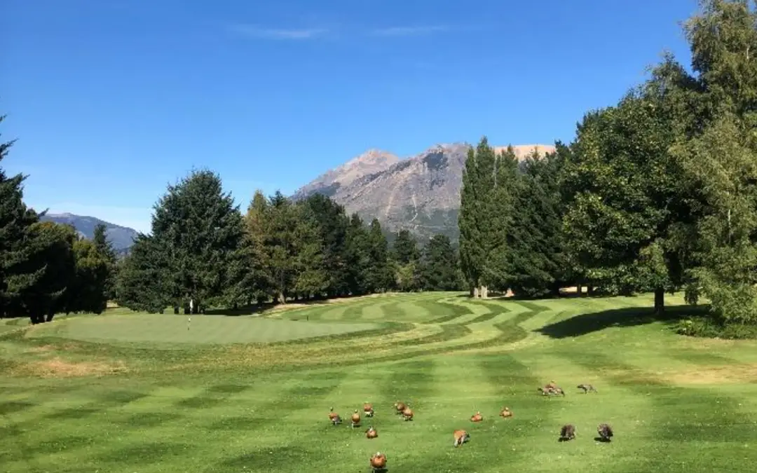 Arelauquen Golf & Country Club: a golf course at the foot of The Andes